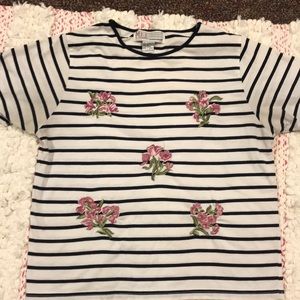 Size M shirt with flower details